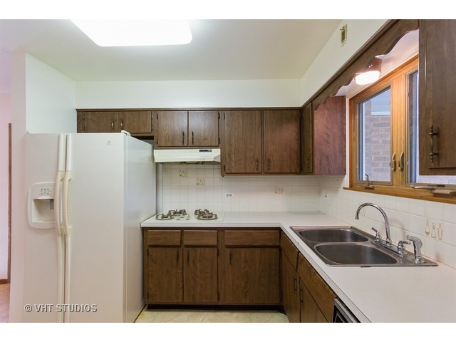 608 E 2nd St, Lockport, IL 60441 photo 2