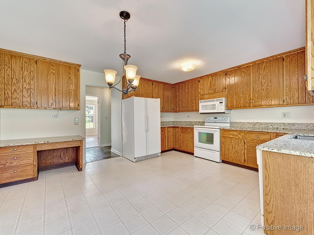 1700 S Thompson Dr, Wheaton, IL 60189 photo 6
