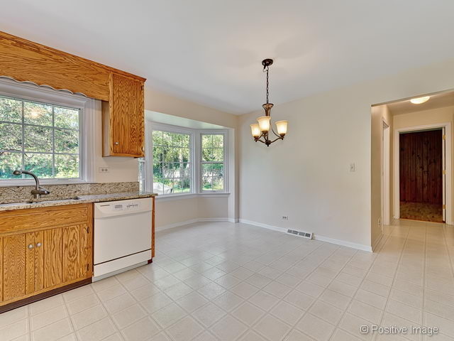 1700 S Thompson Dr, Wheaton, IL 60189 photo 8