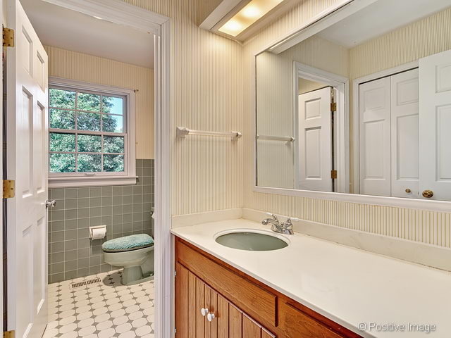 1700 S Thompson Dr, Wheaton, IL 60189 photo 21