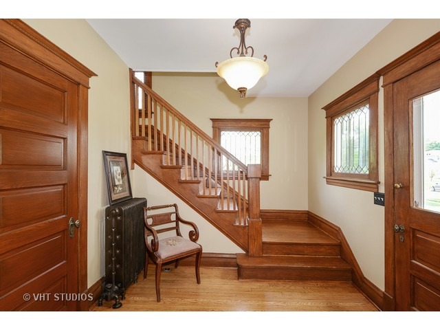 1020 N Wheaton Ave, Wheaton, IL 60187 photo 2