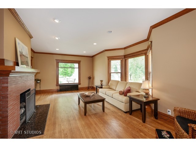 1020 N Wheaton Ave, Wheaton, IL 60187 photo 4