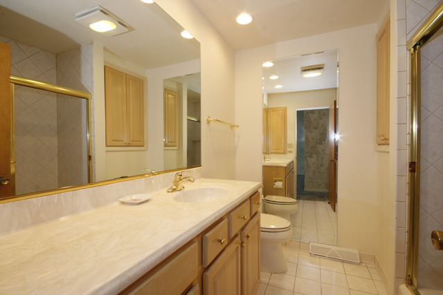 800 Ridgemoor Dr, Willowbrook, IL 60527 photo 10
