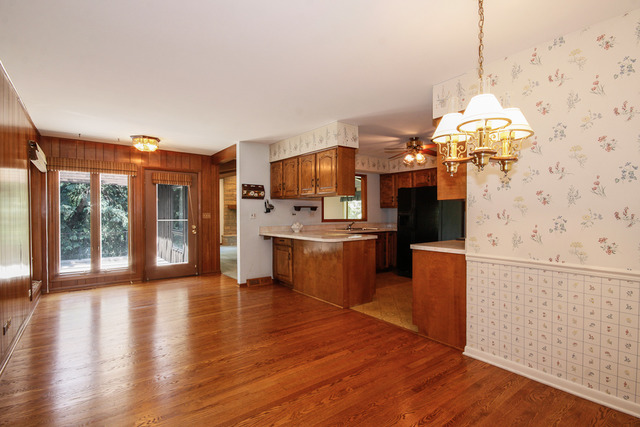 800 Ridgemoor Dr, Willowbrook, IL 60527 photo 4