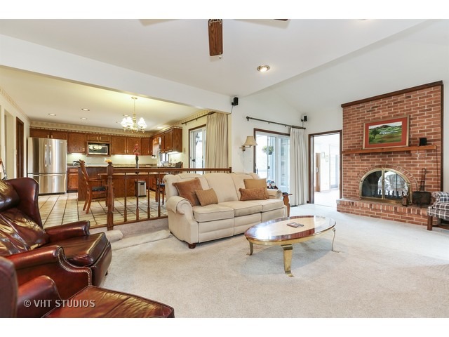 309 Trinity Ln, Oak Brook, IL 60523 photo 4