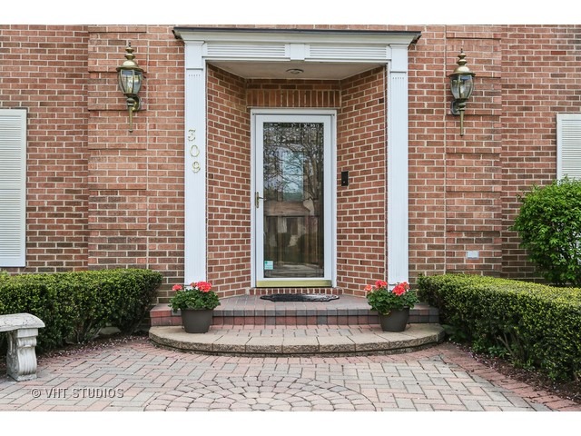 309 Trinity Ln, Oak Brook, IL 60523 photo 1