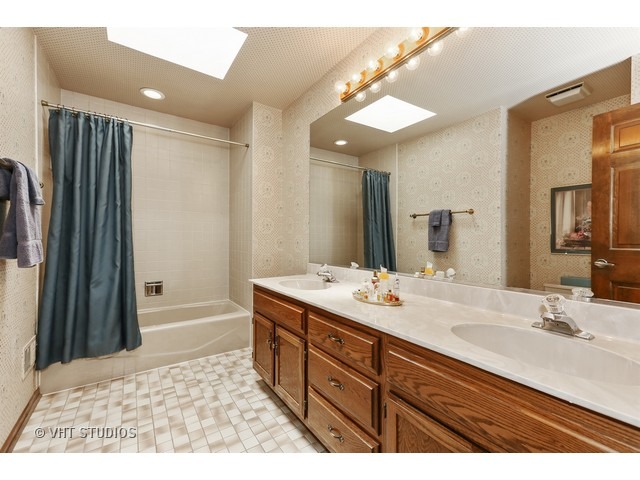 309 Trinity Ln, Oak Brook, IL 60523 photo 13