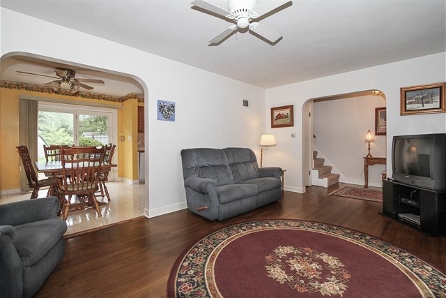 546 Rose Ave, Des Plaines, IL 60016 photo 4