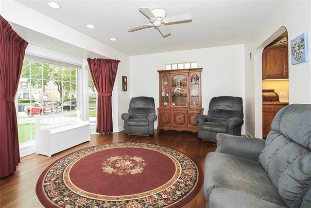 546 Rose Ave, Des Plaines, IL 60016 photo 5