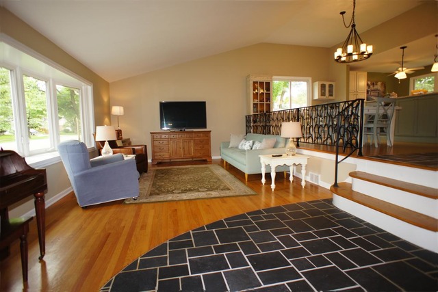 815 S Maple St, Mount Prospect, IL 60056 photo 3