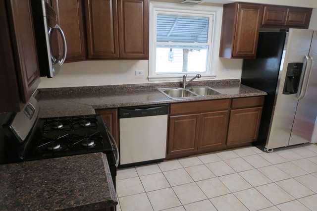325 Triggs Ave, Elgin, IL 60123 photo 2