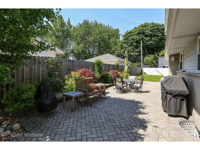 611 Polynesian Dr, Des Plaines, IL 60016 photo 9