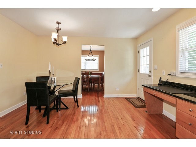 611 Polynesian Dr, Des Plaines, IL 60016 photo 4