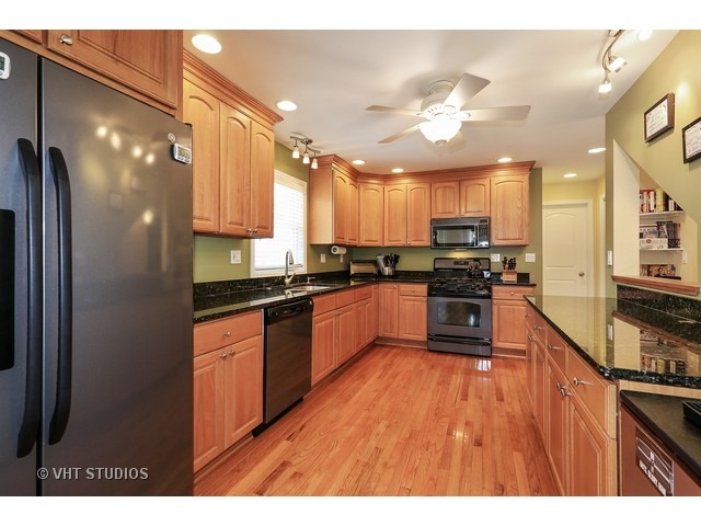 611 Polynesian Dr, Des Plaines, IL 60016 photo 3