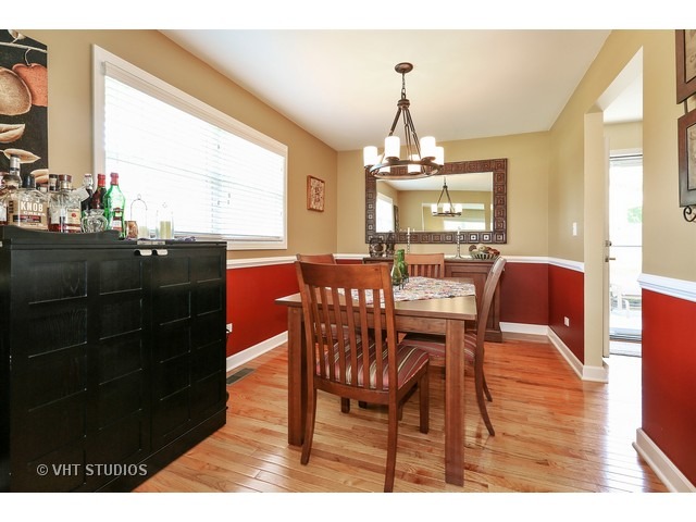 611 Polynesian Dr, Des Plaines, IL 60016 photo 5