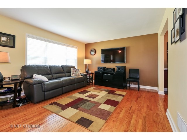 611 Polynesian Dr, Des Plaines, IL 60016 photo 2