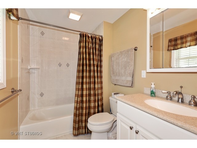 611 Polynesian Dr, Des Plaines, IL 60016 photo 7
