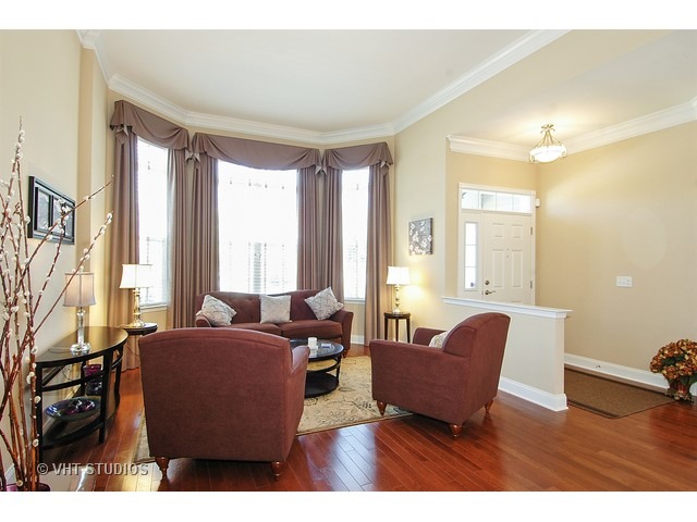 3869 Seigle Dr, Elgin, IL 60124 photo 2