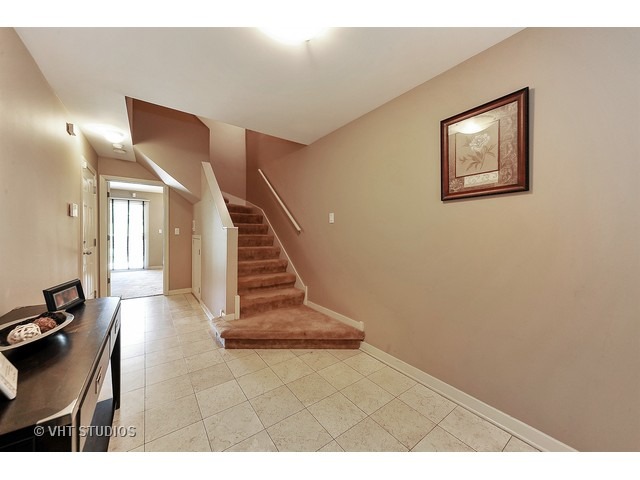 556 E 32nd St #d, Chicago, IL 60616 photo 2