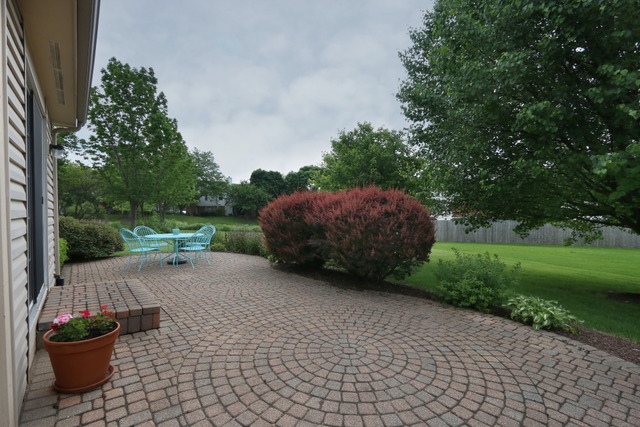 1555 Mission Ct, Bartlett, IL 60103 photo 4