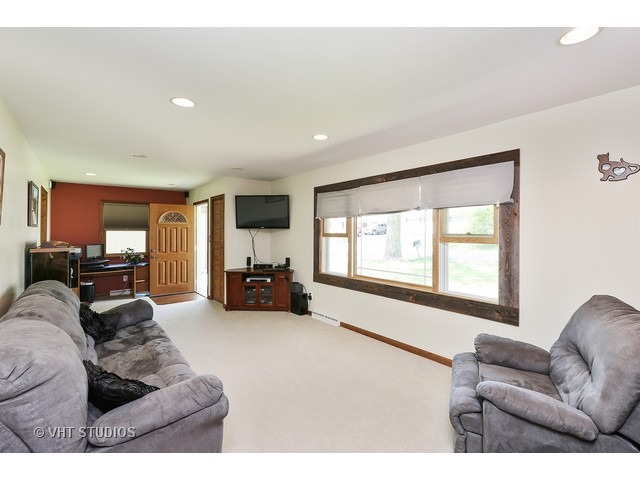 5211 Hunter Dr, Mchenry, IL 60050 photo 2