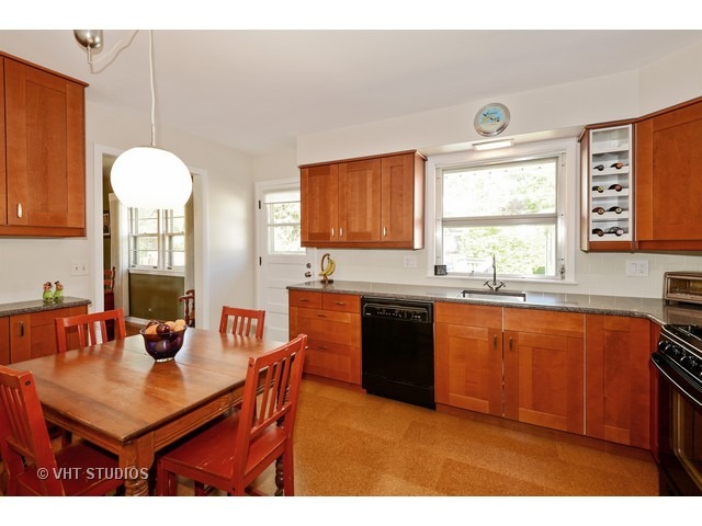 881 S Mitchell Ave, Elmhurst, IL 60126 photo 2