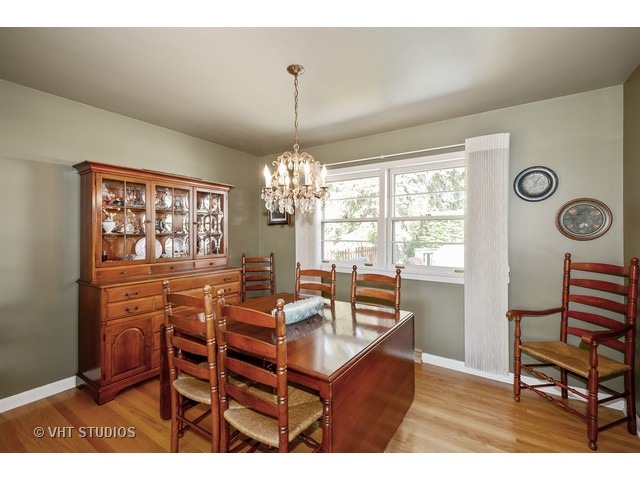 881 S Mitchell Ave, Elmhurst, IL 60126 photo 3