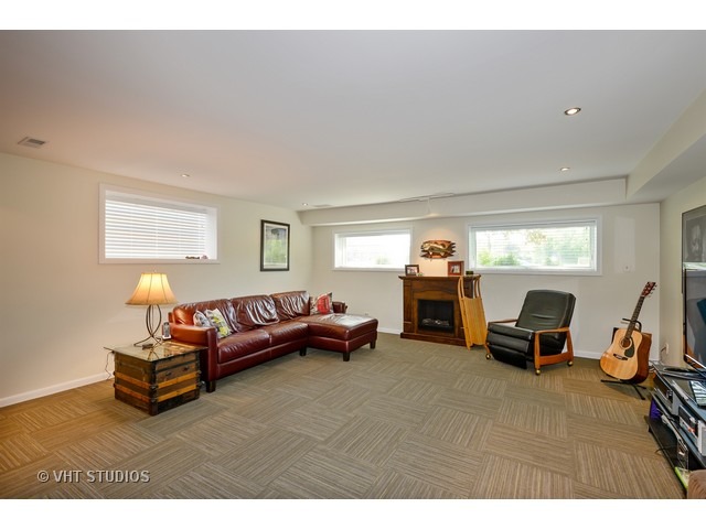 881 S Mitchell Ave, Elmhurst, IL 60126 photo 5