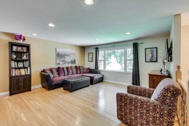 1109 E Juniper Ln, Mount Prospect, IL 60056 photo 2