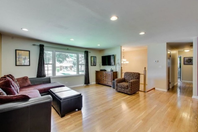1109 E Juniper Ln, Mount Prospect, IL 60056 photo 4