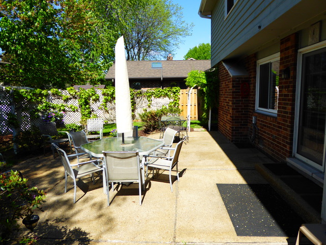 458 Farnham Ln, Wheaton, IL 60189 photo 2