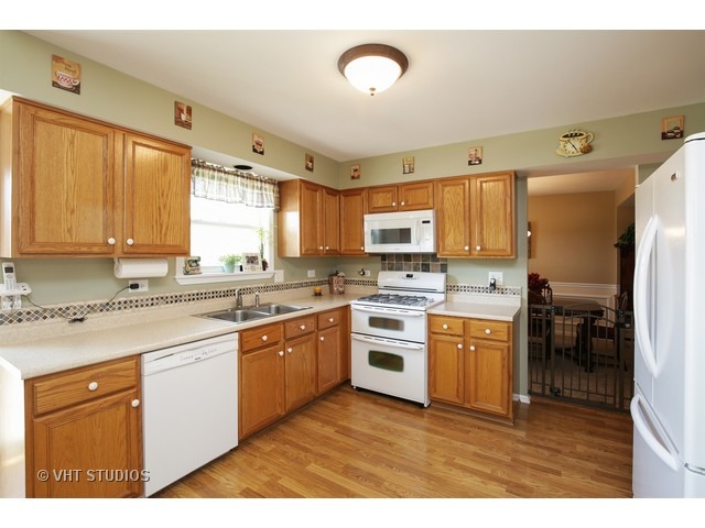 450 Flora Dr, Algonquin, IL 60102 photo 1