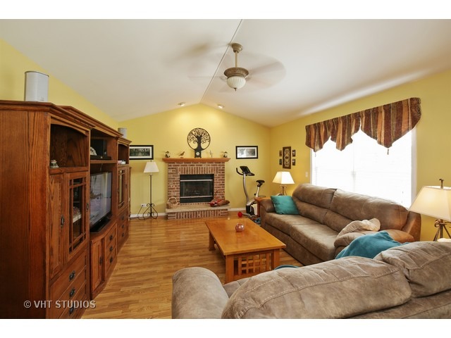 450 Flora Dr, Algonquin, IL 60102 photo 3