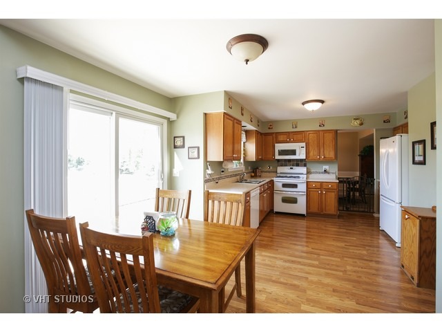 450 Flora Dr, Algonquin, IL 60102 photo 2
