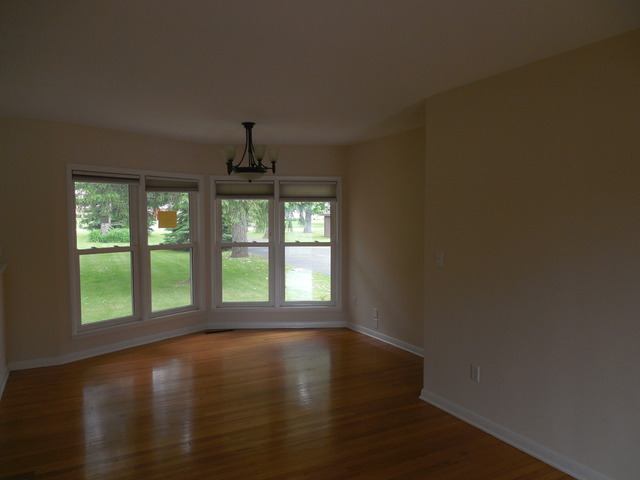 8 Elmwood Dr, Kankakee, IL 60901 photo 2