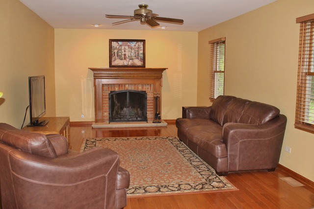 95 E Margaret Ter, Cary, IL 60013 photo 4