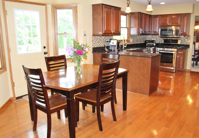 95 E Margaret Ter, Cary, IL 60013 photo 2