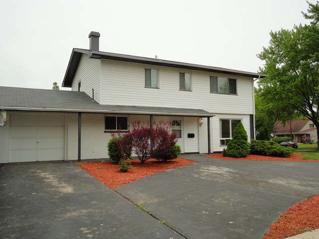 2065 Carleton Rd, Hoffman Estates, IL 60169 photo 2