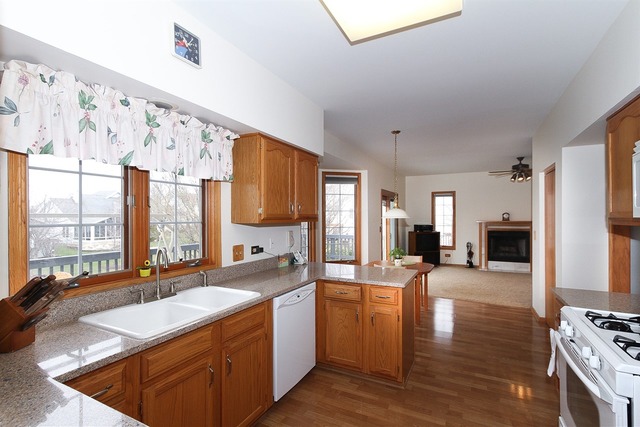 616 Rose Ln, Bartlett, IL 60103 photo 9