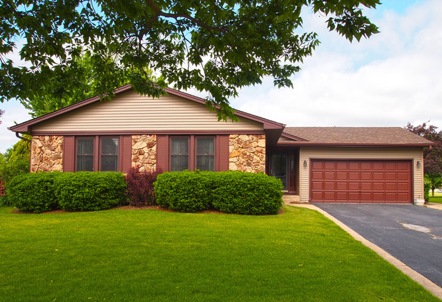 1560 Chesapeake Dr, Hoffman Estates, IL 60192 photo 1