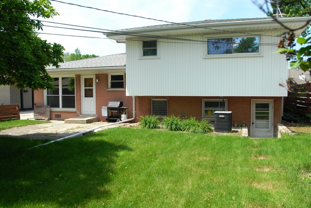 2157 Westview Dr, Des Plaines, IL 60018 photo 1