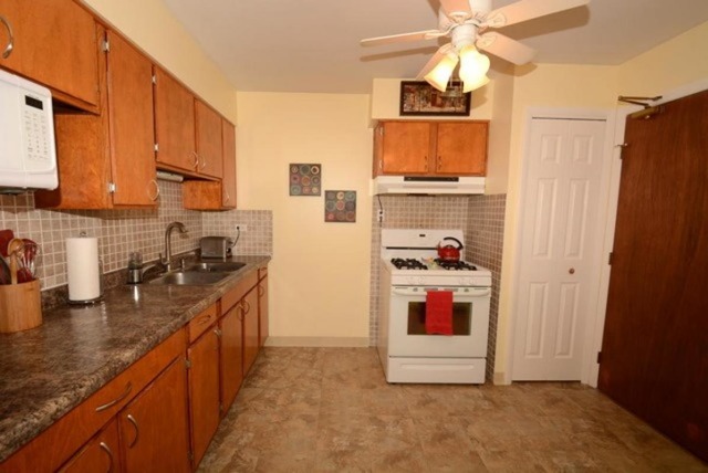 9209 Bumble Bee Dr #2d, Des Plaines, IL 60016 photo 6