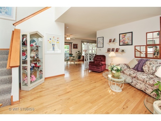 148 E Old Mill Trl, Antioch, IL 60002 photo 2