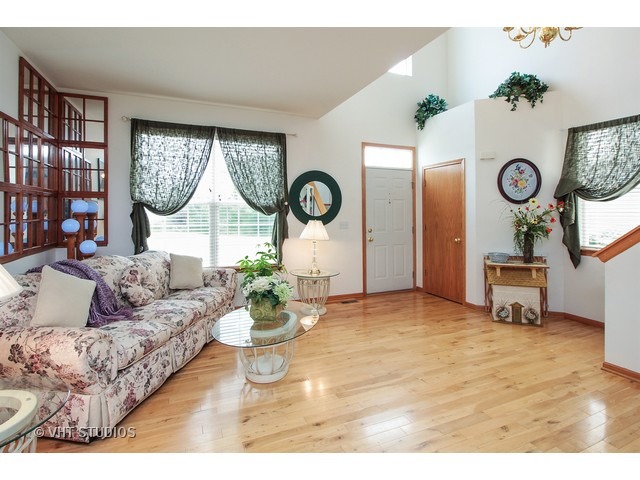 148 E Old Mill Trl, Antioch, IL 60002 photo 3