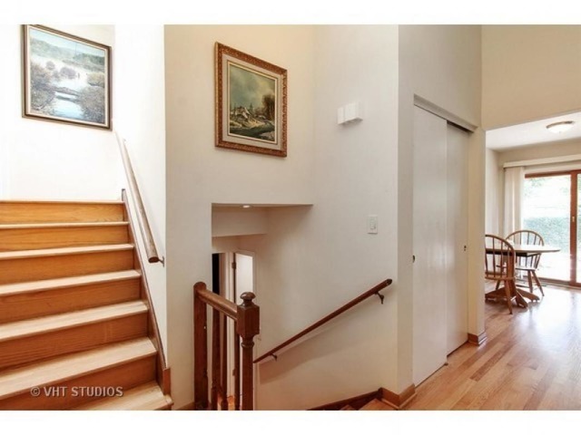 555 Sycamore Ln, Wheeling, IL 60090 photo 3