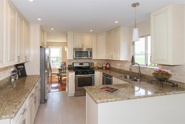 992 Longford Rd, Bartlett, IL 60103 photo 2