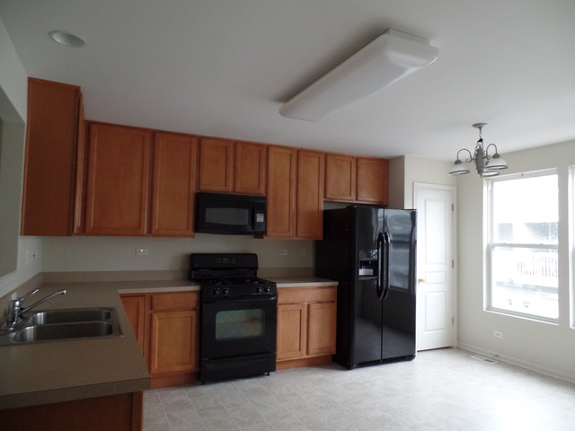 2463 Emily Ln, Elgin, IL 60124 photo 2
