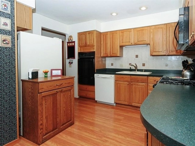 1251 Blackhawk Dr, Elgin, IL 60120 photo 8