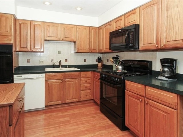 1251 Blackhawk Dr, Elgin, IL 60120 photo 7