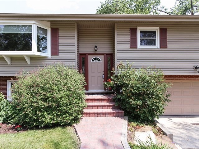 1251 Blackhawk Dr, Elgin, IL 60120 photo 1